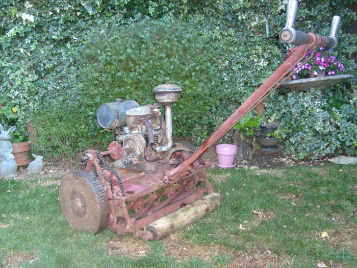 1920 s vintage reel lawn mower and Beatty oiler, Arts & Collectibles, Hamilton